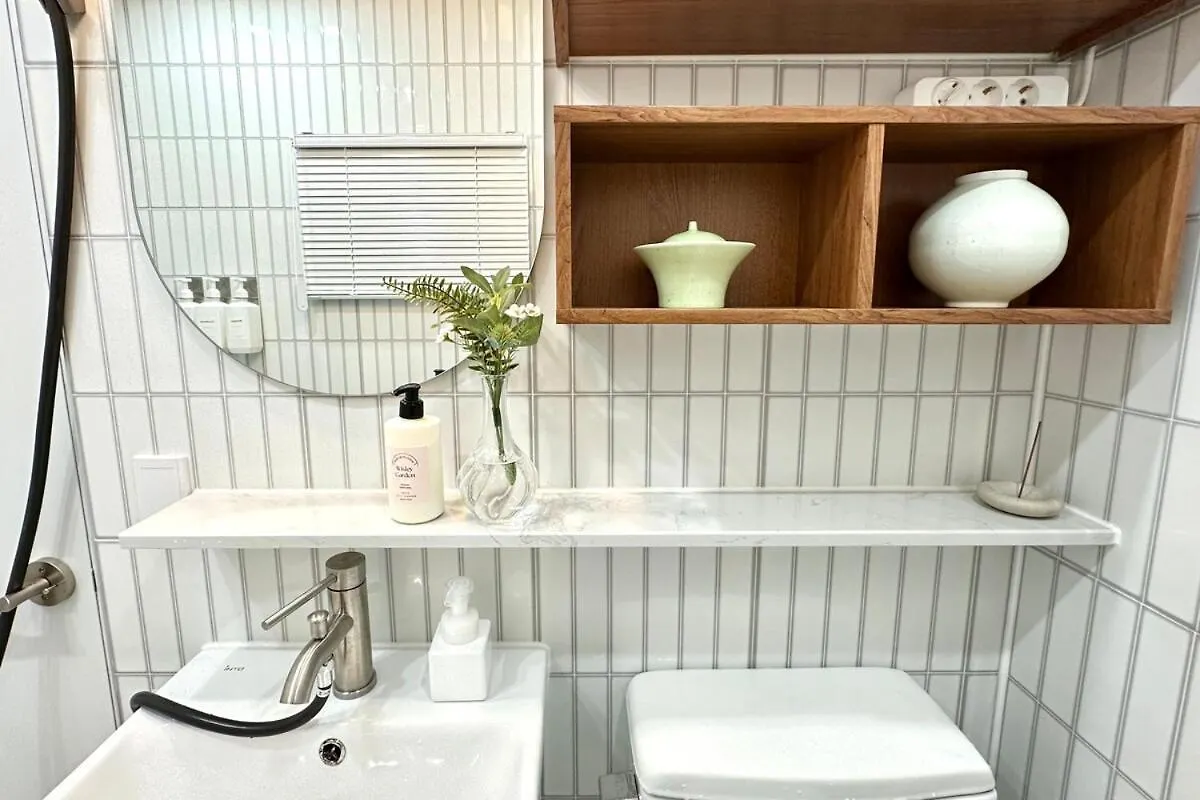 Apartment Poom Stay, Airport Bus, Cozy Stay For Seoul Travelers,Yeomchang Stn, Line9 South Korea